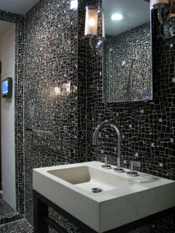 fürdőszoba mozaik csempével fekete színben