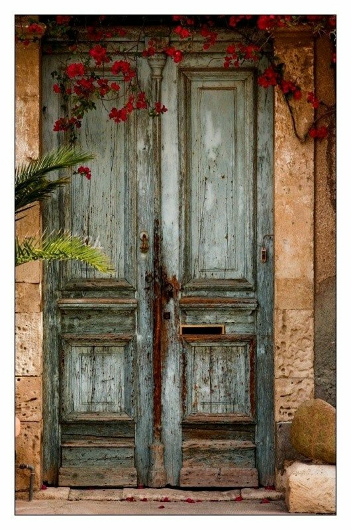 antigua puerta de edad-vintage-retro flor roja edificio de piedra