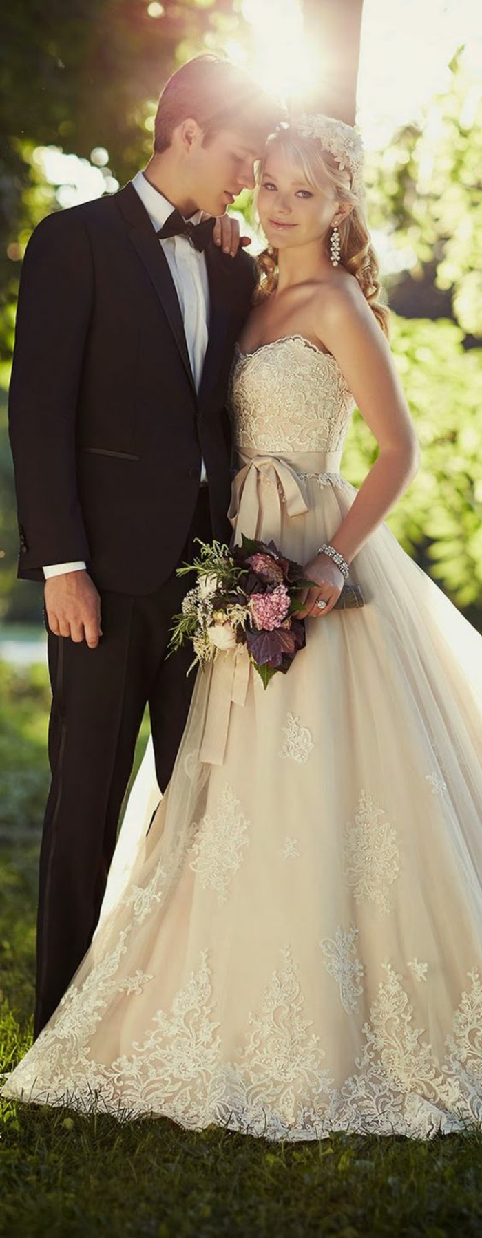 костюм-с-лети-за-сватба-носят-влюбена двойка--булка и младоженец-сватбено тържество-целувка
