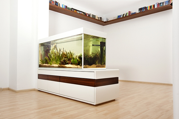 аквариум стая делител - луксозен вид - в стаята с бял дизайн