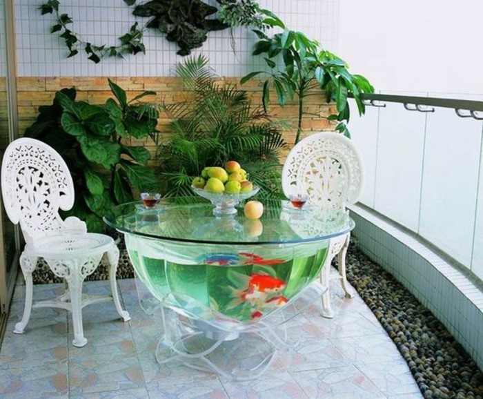 аквариум маса златни рибки-балкон-тераса-плочки плодове-старинен стол-растение