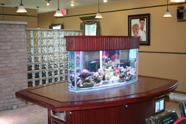 аквариум-маса с дървена маса