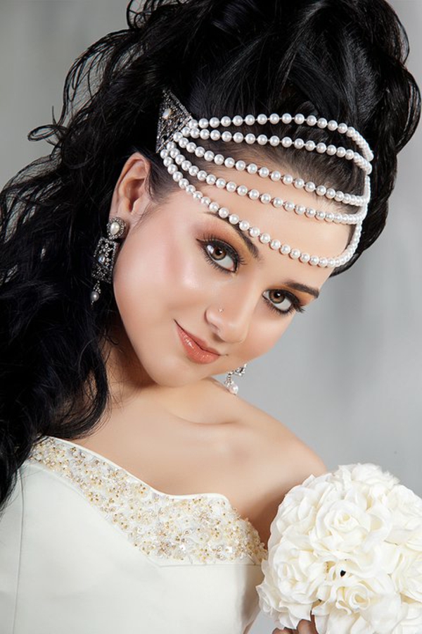 arab menyasszonyi frizura - gyönyörű gyöngy, mint dekoráció
