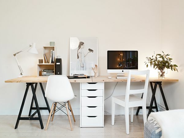 Lijepa studija s pisaćim stolom i dvije stolice u bijeloj boji