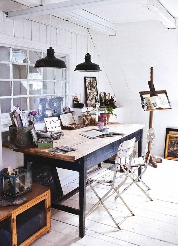 Skandinavska studija s drvenim stolom i dva lustera u crnoj boji