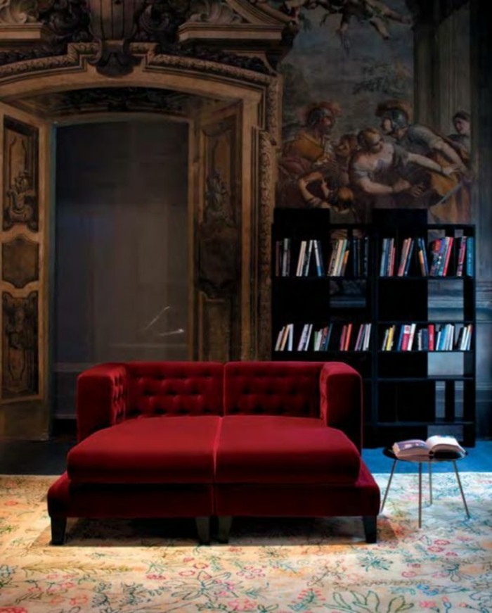 aristokatische апартамент лавици стена дизайн-с-исторически мотиви Червен диван от кадифе