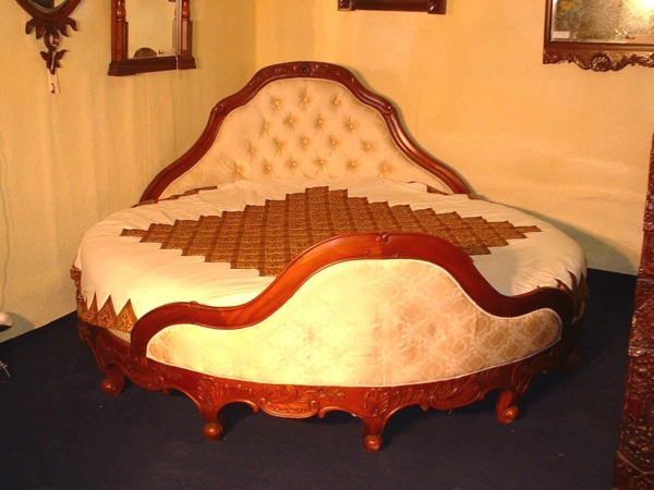 Arisztokratikus megjelenésű ágy, kerek alakú, a hálószoba sarkában