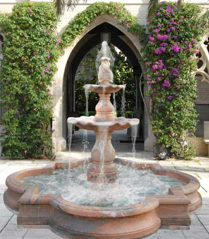 aristocratiques jardin Fontaine fleurs grimpantes