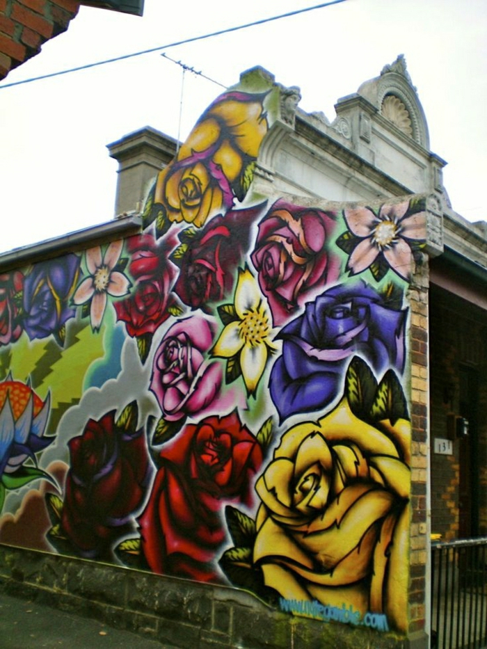 Aristokratska zgrada zid grafiti cvijet ruže