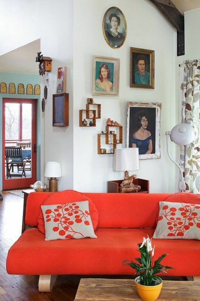 artísticas apartamento-retratos-an-der-pared pequeña de color rojo-cama-con-moderno diseño