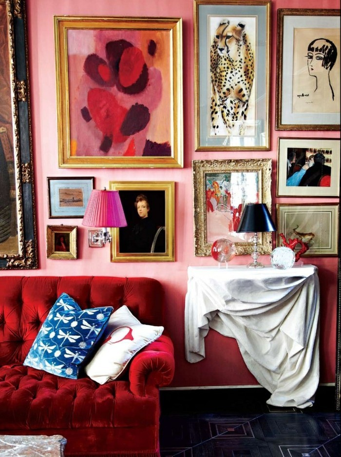 umjetničke apartman-fino murali-roza-zid-atraktivno-crvena sofa