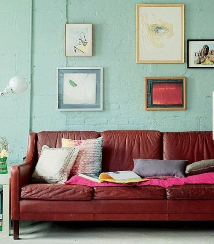 Diagrama de imágenes interior de la pared de ladrillo de la pared artística en el color menta sofá de cuero rojo