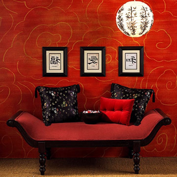 Azijski soba dizajn-crveno-zid-i-kul-kauč