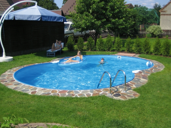 hermosa piscina de diseño en el jardín
