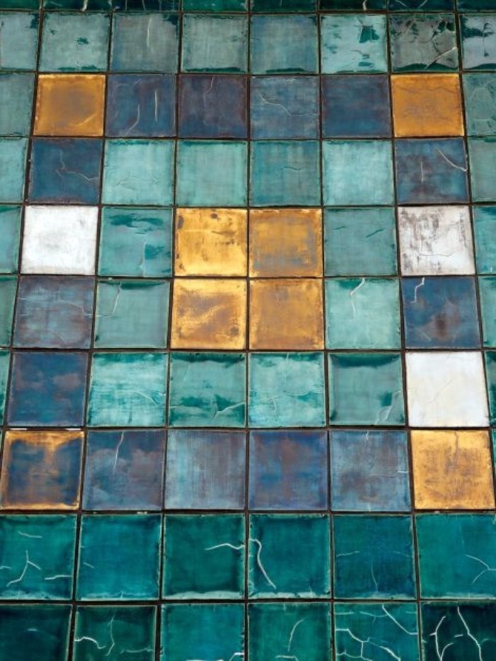 atractivos de baño retro azulejos-en-turquesa y oro color-con-superficie brillante