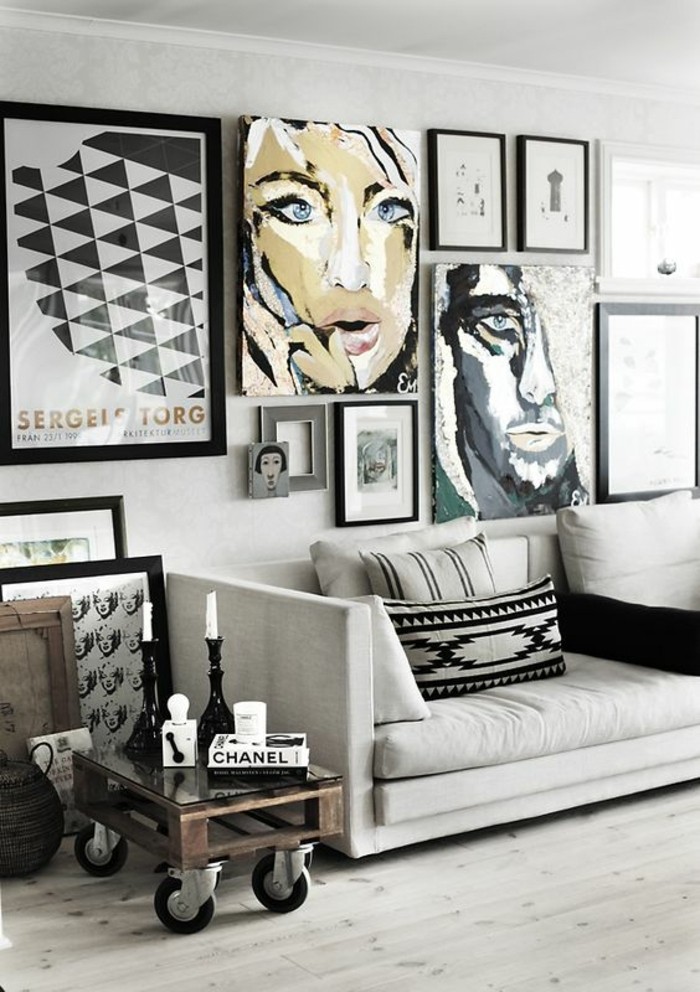 houkutteleva-olohuone-seinät suunniteltu-monet kuvan-over-the-harmaa-sohva
