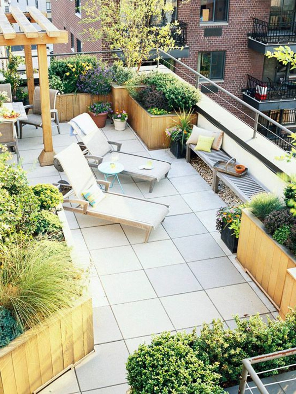 атрактивна градина в най-вътрешен двор-градина с тераса