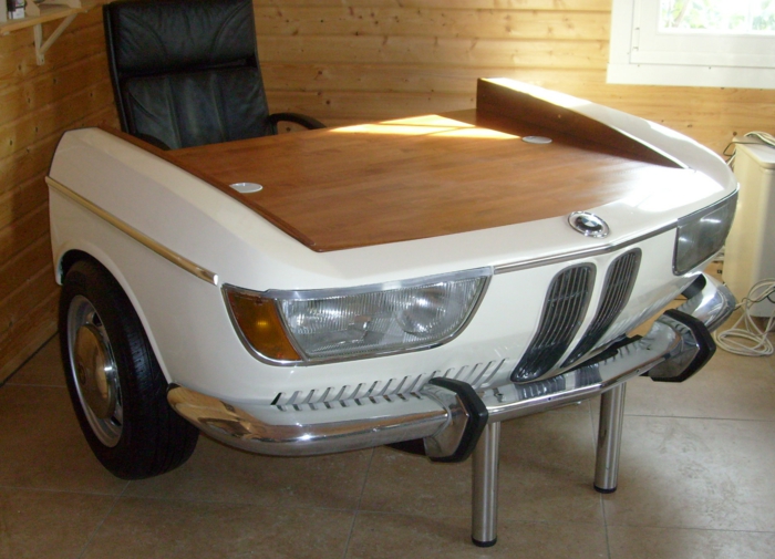 atractivo automóvil-mueble-escritorio