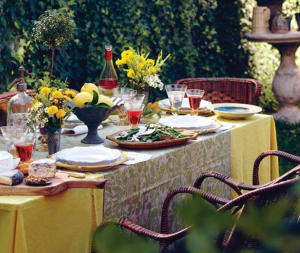 llamativa decoración de mesa de verano con limones y flores