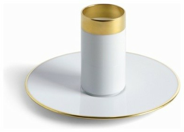привлекателен модел на еспресо чаша фон в бяло