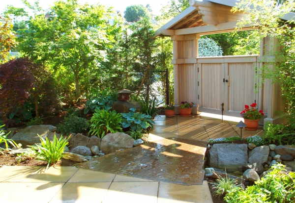 Двор с големи дървени врати и зелени растения
