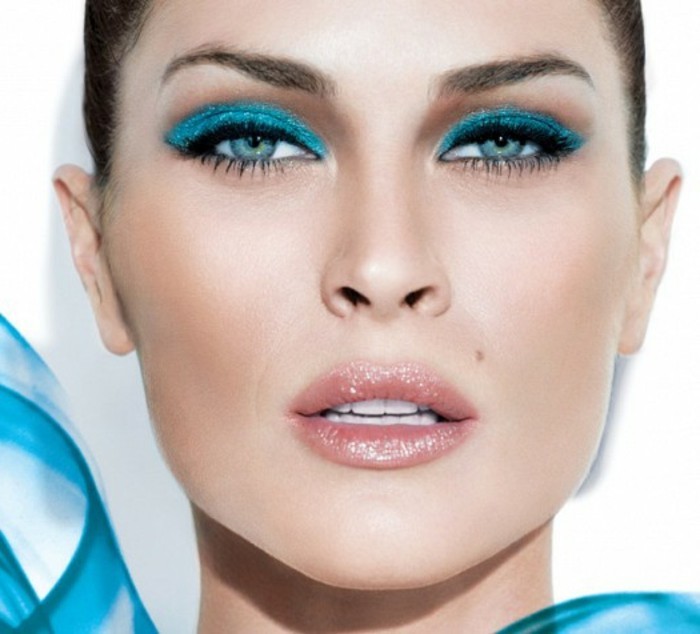 eye make-up εγχειρίδιο-μπλε-eyeliner-Eiskoenigin εξετάσουμε-με-ανοιχτό ροζ-χείλη-μελαχρινός Γυναίκα