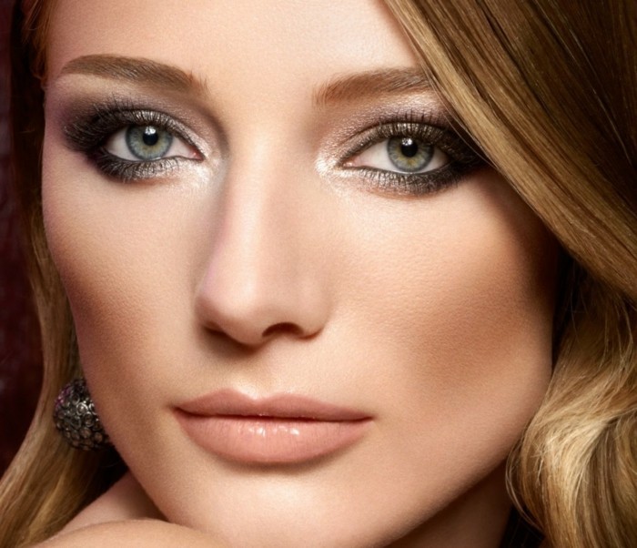 μάτι make-up γυναίκα-με-όμορφο πρόσωπο-highlighter-rouge-lipgloss σκιά ματιών
