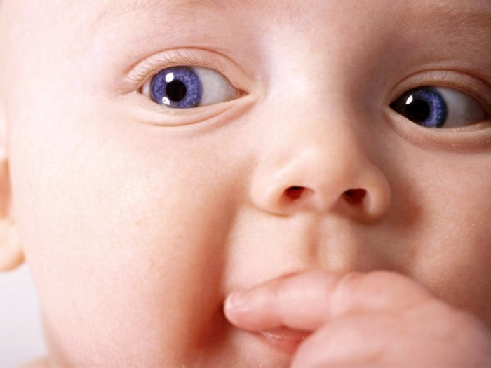 يعني العين لون الطفل مع عيون زرقاء أمي وأبي رعاية جيدة للطفل