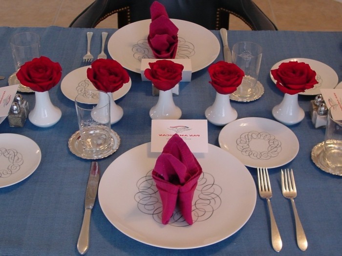 花式球台的装饰餐巾从玫瑰