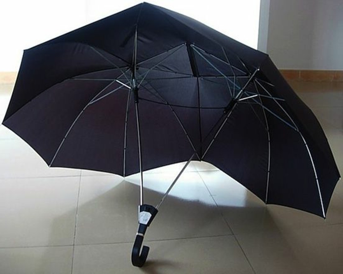 fancy-sateenvarjot-kahden mallia-in-a-musta väri