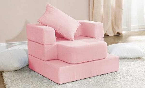 издърпайте фотьойла в розово върху бял килим