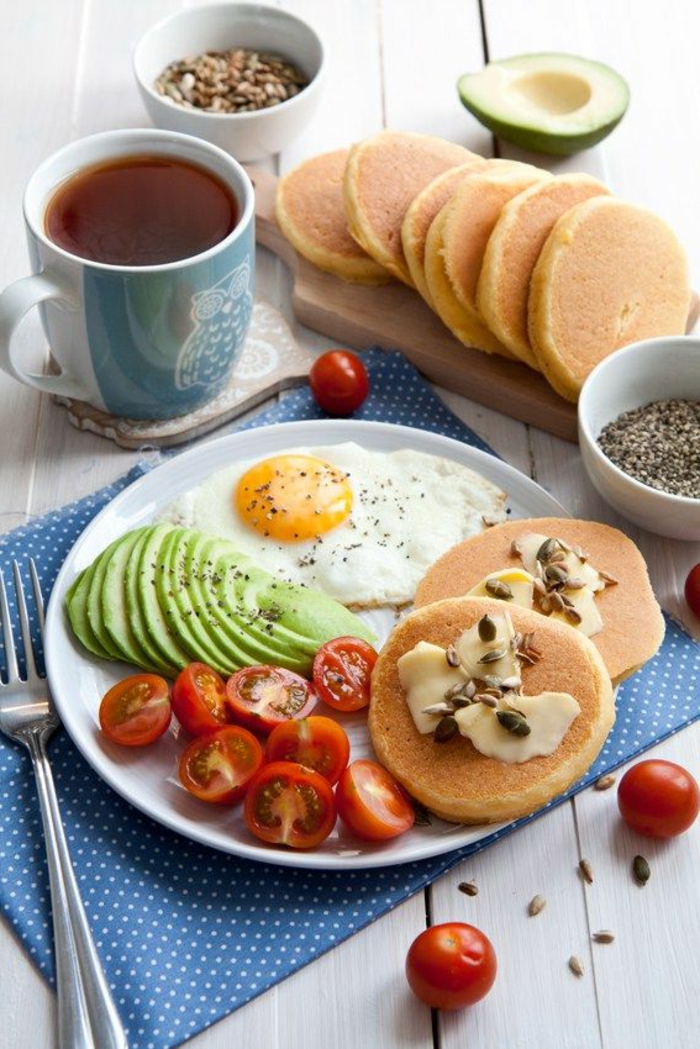 avokado reseptejä avokado aamiaiseksi herkullinen idea paistettua munaa kirsikkatomaatteja pannukakkuja pähkinät vihreä tee kahvia