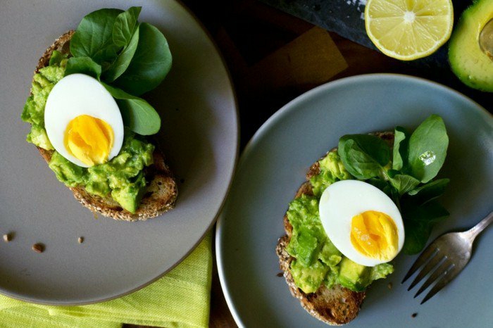 авокадо за закуска идеи въглехидрати мазнини и протеини във всяко хранене поглъщат варени яйца хляб авокадо