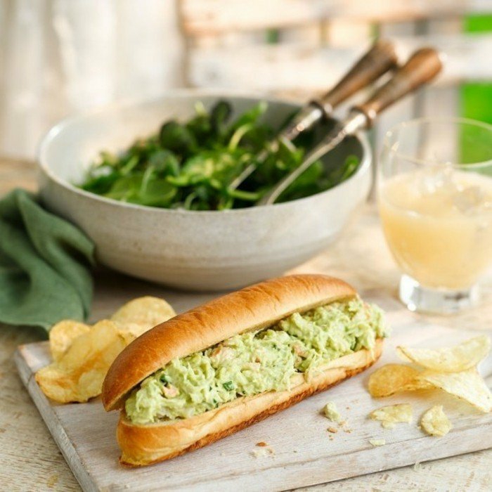 авокадо сандвич идеи купа пълна със зелени листа сандвич авокадо микс guacamole лимонов сок