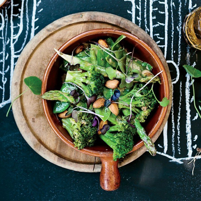 avokado resepti nauttia salaattia parsakaalia ruccola pähkinöitä vihreä salaatti kulhoon parsa kukkia pavut