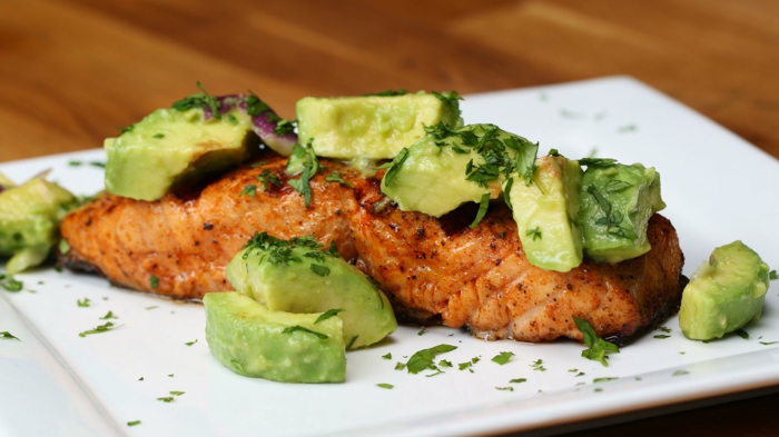 avokado-idea valmistaa lohi itse kokata ja nauttia kalaa avokado kalori-rikas terveitä rasvoja