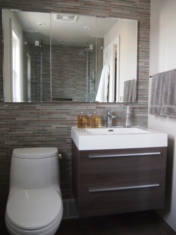 Toilettes design de salle de bain avec un grand miroir