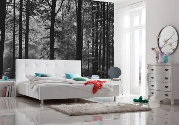 Cama blanca y papel tapiz como bosque en el dormitorio