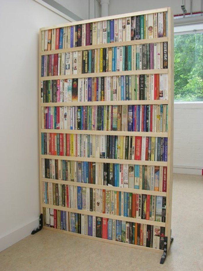 מדף מצויד שטיח-לבנים-קירות מדף בחדר ספרים חוצצים-מחיצה-מדף-מדפים-כמו-raumteielr-מחיצת מדף עץ
