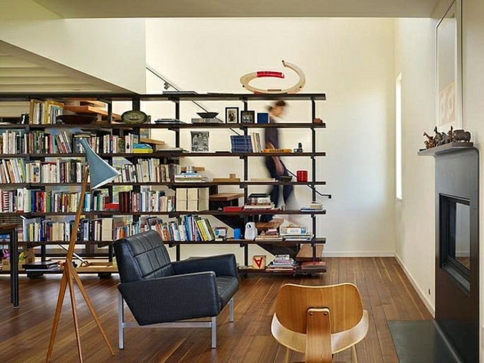 τα βιβλία στο ράφι του δωματίου διαιρέτες-διαμέρισμα-διαμέρισμα-shelf-ράφια-as-a διαχωριστικό τοίχο ράφι χώρο trenner-σκάλα-ξύλινο πάτωμα φωτιάς-stehlampe-ledestuhl ξύλο καρέκλα