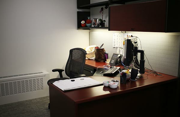 oficina de espacio de diseño marrón-escritorio