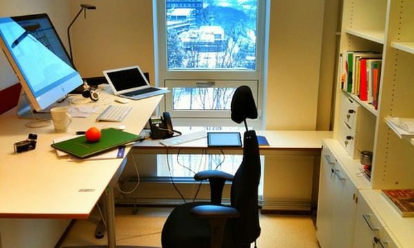 espacio de oficina-hacer-pequeña-espacio-y-hermosa-silla de ruedas