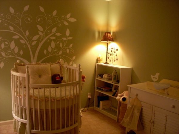 бебешко легло в спалнята с модерен дизайн на стените