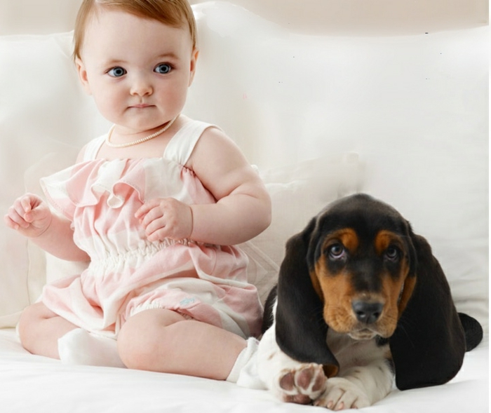 Bébé vêtements-un-chien-à côté de la fille