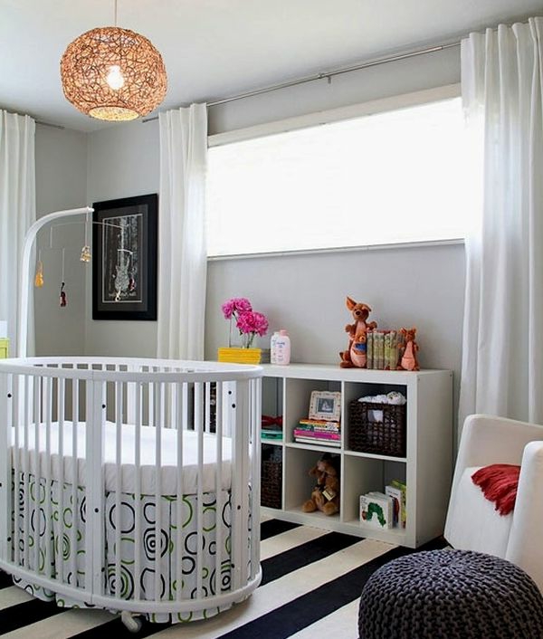 lit-bébé-blanc-petit-babyroom - lustre moderne