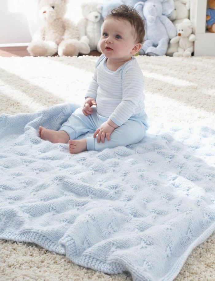 crochet en bleu clair couleur couverture bébé
