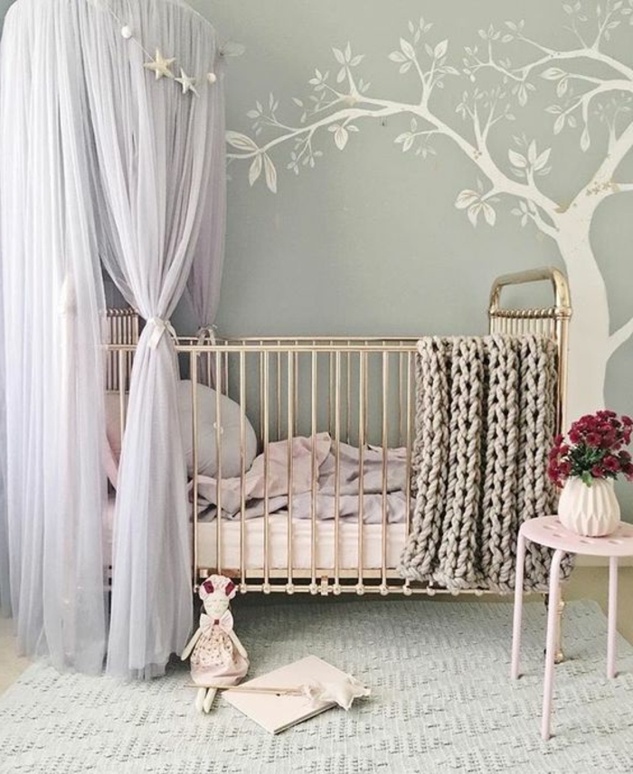 детска стая сиво розово дизайнерски идеи плетено одеало дърво декор завеси над леглото цвете