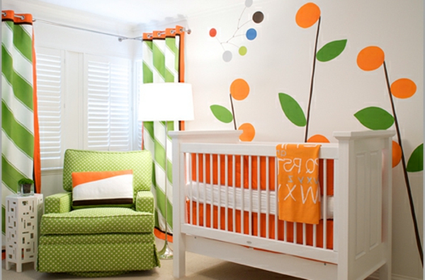 decoración naranja y verde para el cuarto de niños