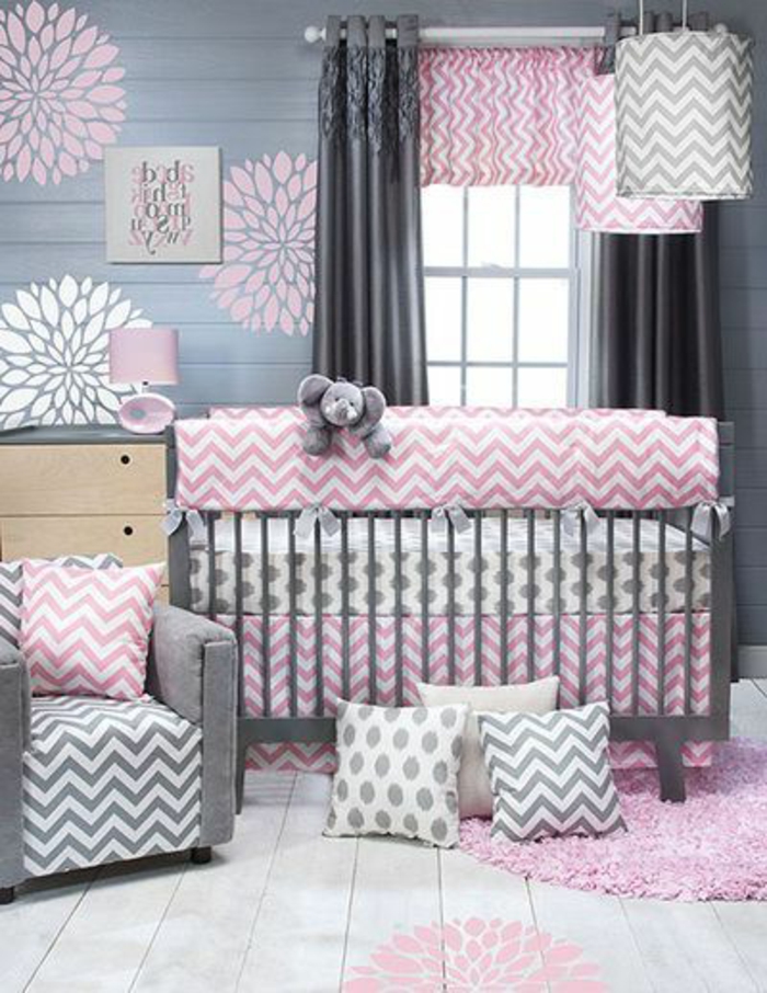 baba szoba lány szürke rózsaszín fehér színek a szobában babaágyágy párna design virágok fali dekoráció elefánt