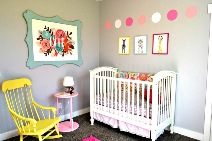 baba szoba lány egyszerű design nagy dekoráció színes kép színes pontok képek szaggatott fal sárga karosszék